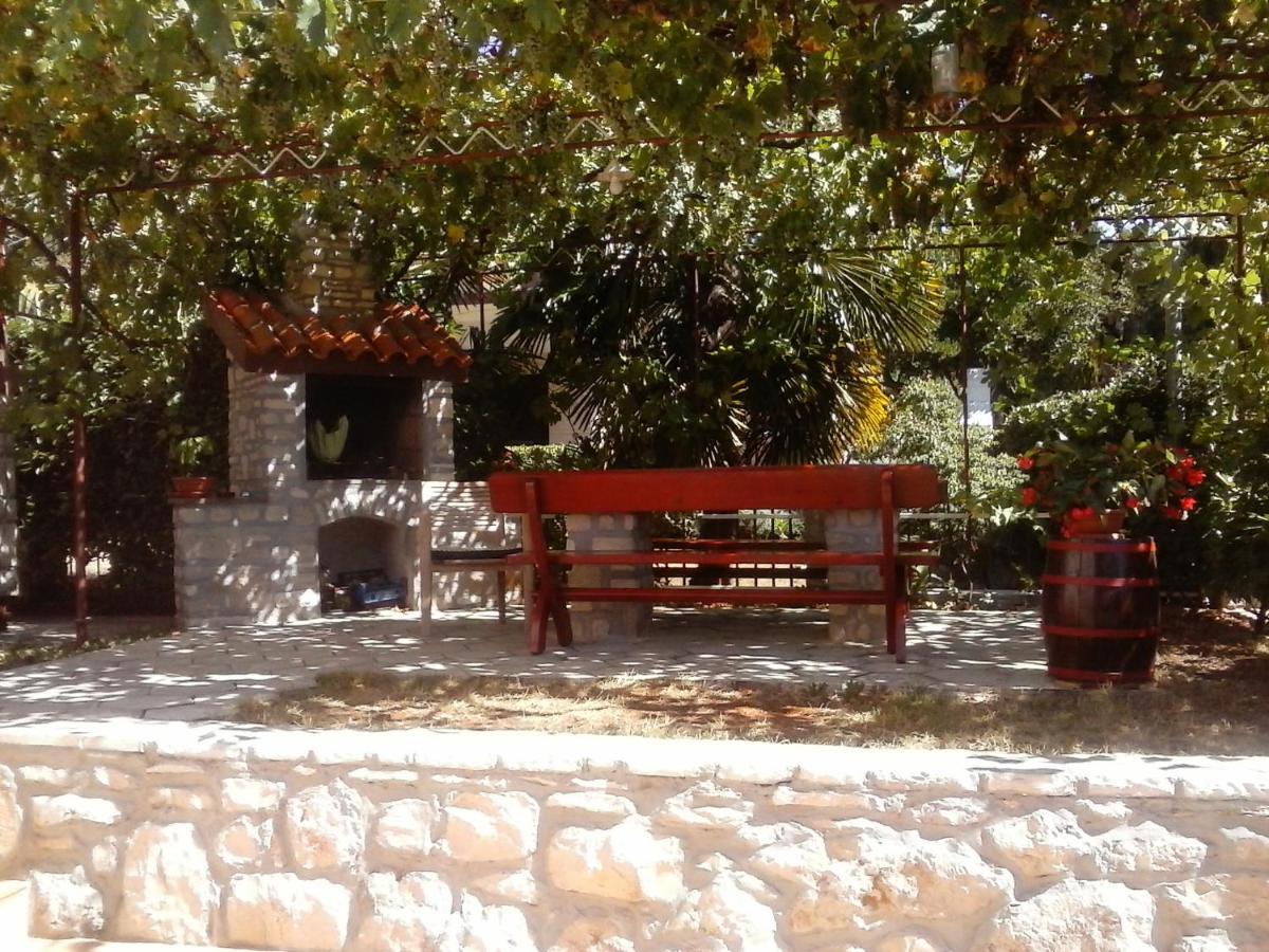 Apartman Sole Apartment Karigador Bagian luar foto