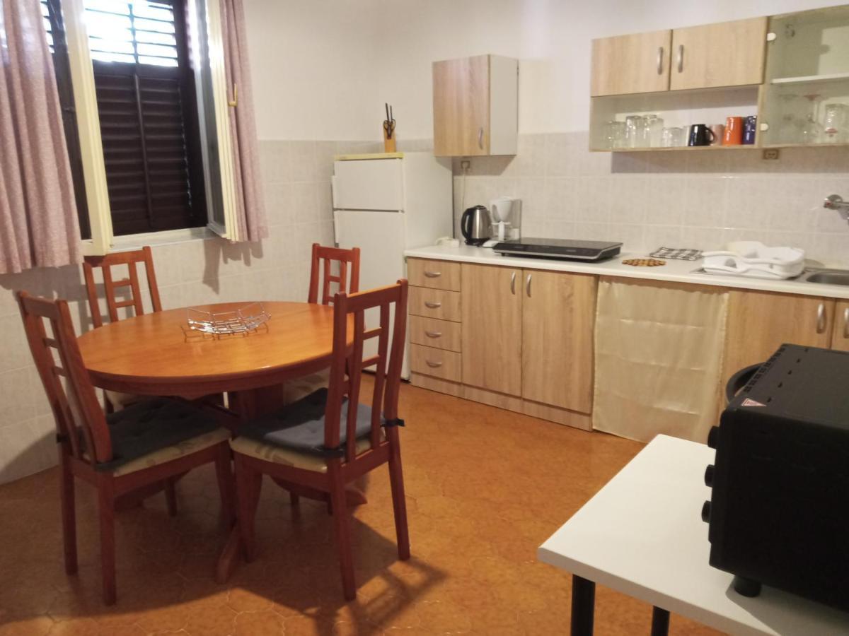 Apartman Sole Apartment Karigador Bagian luar foto